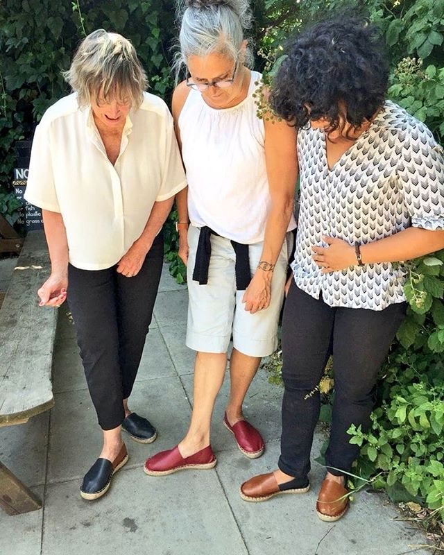 With this lovely weather, we've been having some amazing shoemaking workshops at @spitz_cityfarm. When it's this sunny, we run our workshops in the table in the kitchen garden, surrounded by herbs - and cats! We've got workshops every Saturday for the rest of July and August, so join us if you'd like to make a pair 📍✂